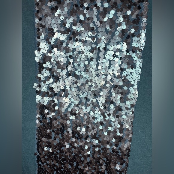 a.n.a Blue Sequin Graphic Tee โ Size M - Picture 3 of 4